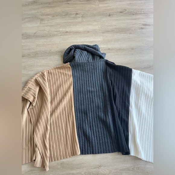 Le Moda Pleated Collar Fleece Poncho Shawl Wrap Soft Cozy Button One SZ NWT - Picture 7 of 7